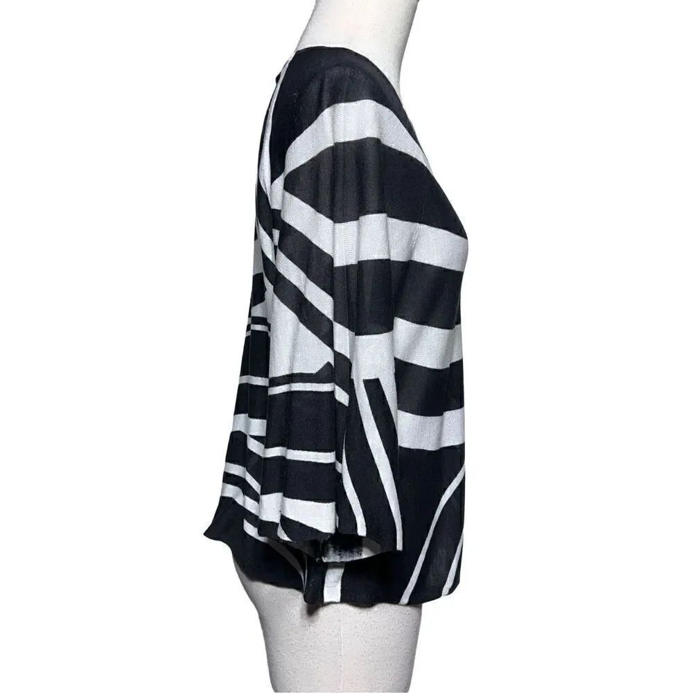 Chico's Size 0 3/4 Sleeve Animal Print Blouse Top Black & White Small - Picture 2 of 5